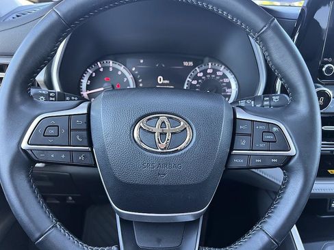 Used 2024 Toyota Highlander XLE FWD image 23