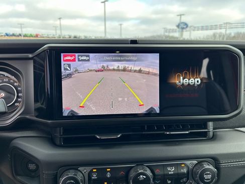 Used 2025 Jeep Gladiator Rubicon image 32