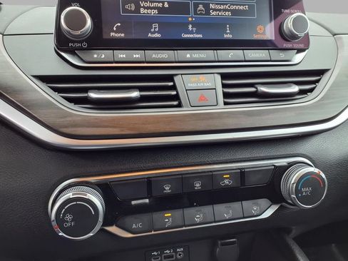Used 2025 Nissan Altima 2.5 SV FWD image 8