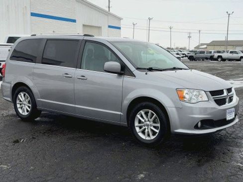 Used 2018 Dodge Grand Caravan SXT image 2