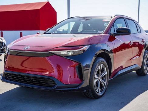 Used 2023 Toyota bZ4X XLE w/ Weather Package image 3