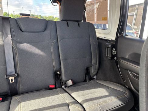Used 2025 Jeep Wrangler Unlimited Sahara AWD/4WD image 35