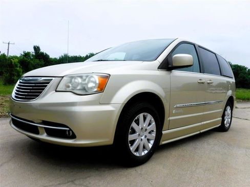 Used 2011 Chrysler Town & Country Touring-L w/ Trailer Tow Group FWD image 10