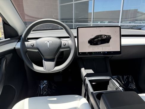 Used 2024 Tesla Model Y 2WD image 16