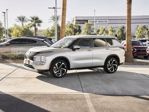 Used 2023 Mitsubishi Outlander SE image 4