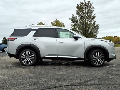 New 2025 Nissan Pathfinder Platinum w/ Black Appearance Package