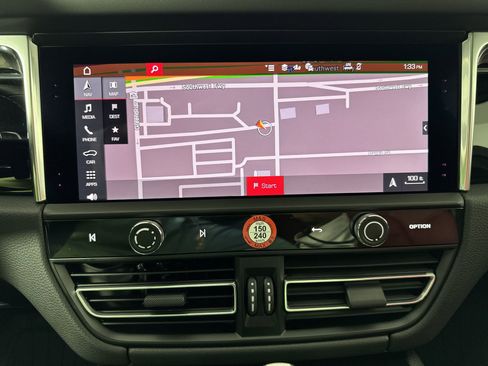 Certified 2025 Porsche Macan image 19