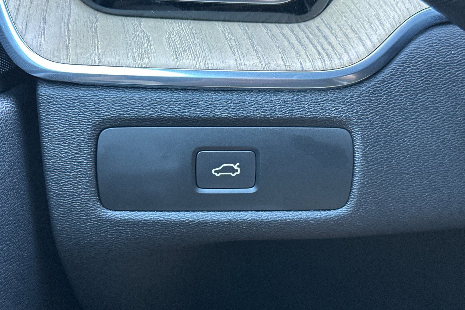 Certified 2026 Volvo XC60 B5 Plus AWD/4WD image 33