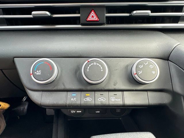 Used 2024 Hyundai Elantra SE FWD image 11