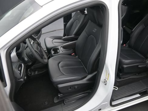 Used 2024 Chrysler Pacifica Limited FWD image 17