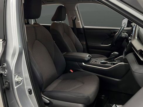 Used 2023 Toyota Highlander LE FWD image 24