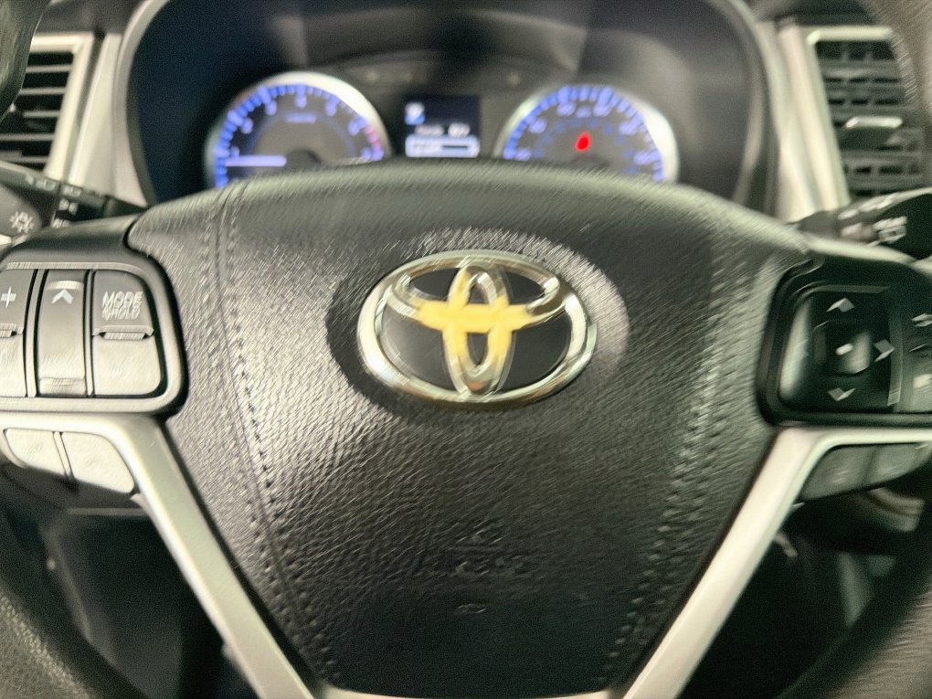 Used 2018 Toyota Highlander LE FWD image 16