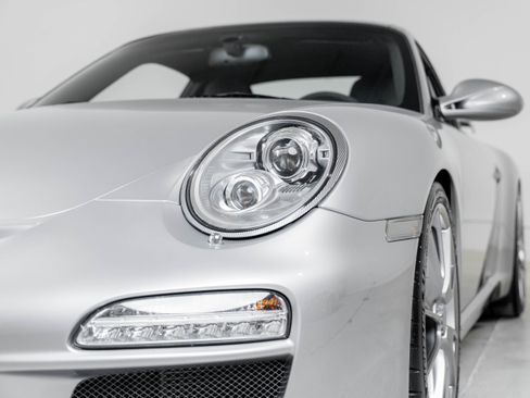 Used 2010 Porsche 911 GT3 RWD image 11