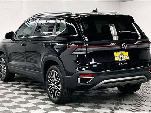 Used 2025 Volkswagen Taos SE FWD image 3