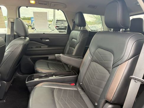 Used 2022 Nissan Pathfinder Platinum w/ Cargo Package FWD image 23
