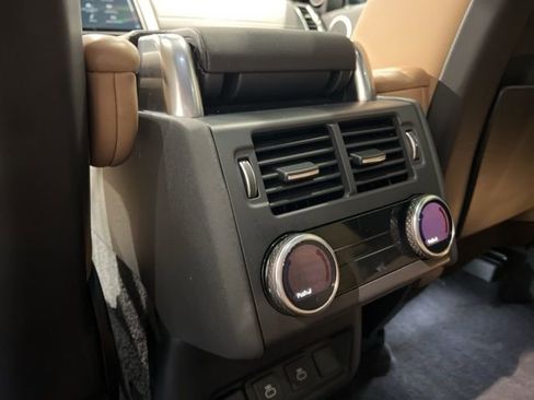 Used 2024 Land Rover Discovery Dynamic SE image 33