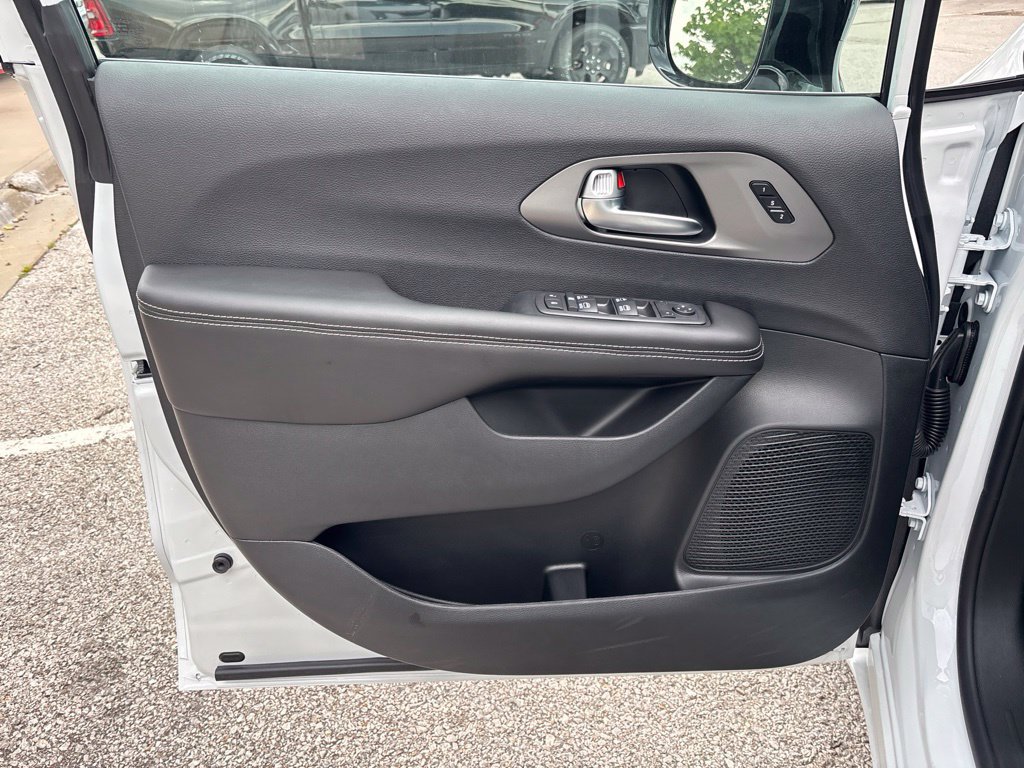 New 2027 Chrysler Pacifica Select FWD image 52