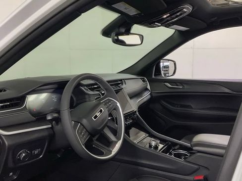 Used 2023 Jeep Grand Cherokee Altitude AWD/4WD image 22