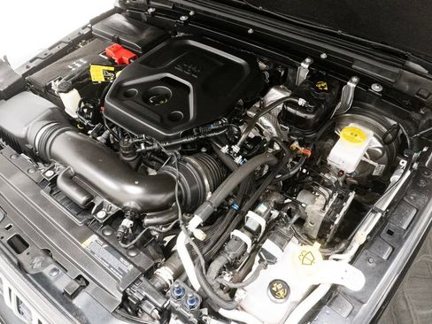 Used 2025 Jeep Wrangler Unlimited Sahara AWD/4WD image 3
