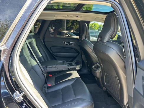 Used 2020 Volvo XC60 T5 Momentum image 45