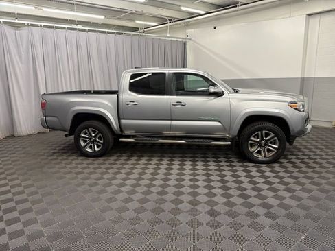 Used 2016 Toyota Tacoma Limited w/ Towing Package AWD/4WD image 4