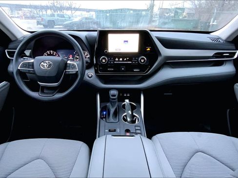 Used 2023 Toyota Highlander L image 13