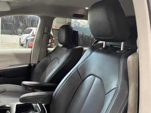 Used 2018 Chrysler Pacifica Touring-L Plus w/ Advanced Safetytec Group FWD image 18