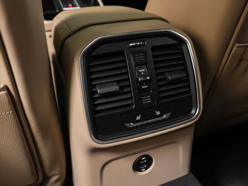 Certified 2024 Porsche Macan AWD/4WD image 35
