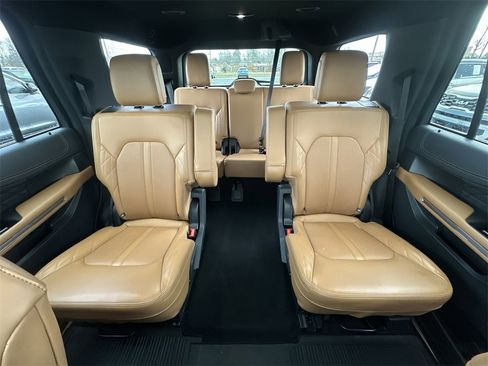 Used 2024 Ford Expedition Platinum image 13