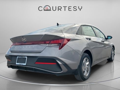 New 2026 Hyundai Elantra SE image 3