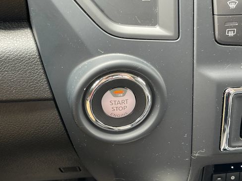 Used 2023 Nissan Titan SV w/ SV Convenience Package RWD image 23