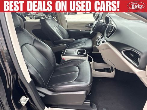 Used 2024 Chrysler Pacifica Touring-L FWD image 35
