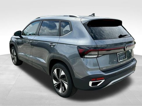 Used 2025 Volkswagen Taos SE image 4