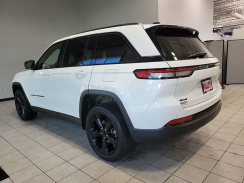 Used 2023 Jeep Grand Cherokee Altitude image 7