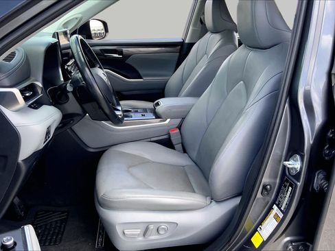 Used 2021 Toyota Highlander Limited FWD image 8