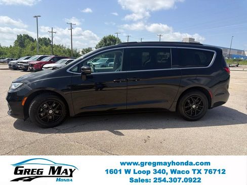 Used 2022 Chrysler Pacifica Touring-L FWD image 7