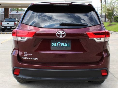 Used 2018 Toyota Highlander LE image 6