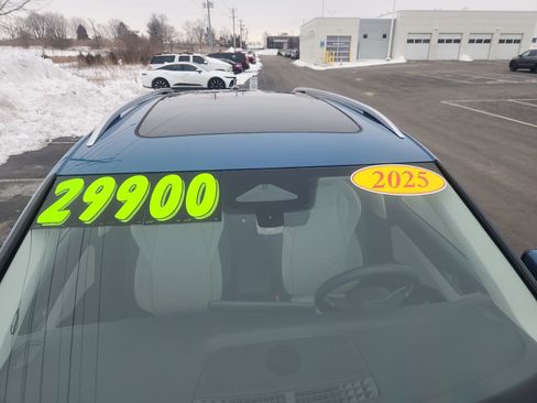 Used 2025 Volkswagen Tiguan SE image 11