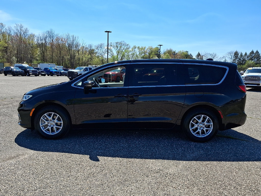 Used 2024 Chrysler Pacifica Touring-L FWD image 7
