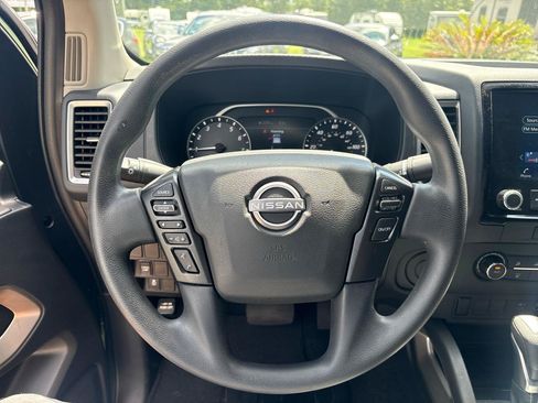 Used 2023 Nissan Frontier SV RWD image 11