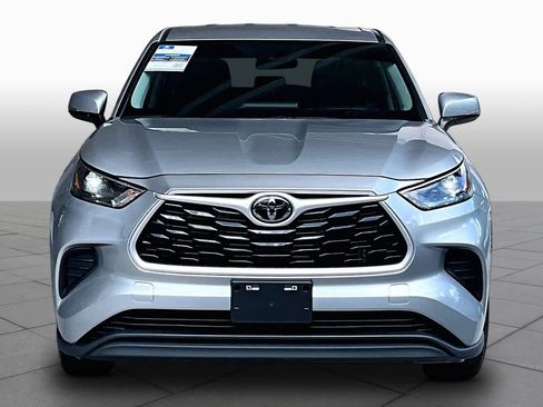 Used 2023 Toyota Highlander L FWD image 4