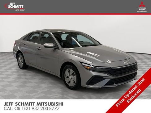 Used 2025 Hyundai Elantra SE FWD image 1