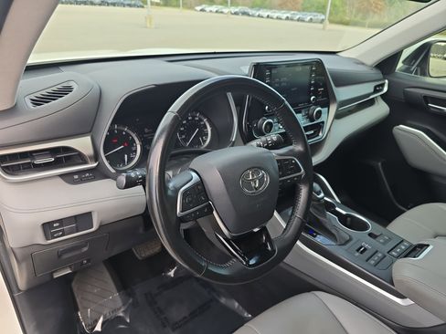 Used 2021 Toyota Highlander XLE image 16