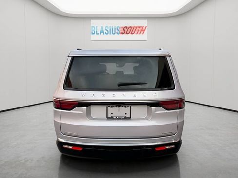 Used 2023 Jeep Wagoneer Series III w/ Preferred Equipment Group AWD/4WD image 4