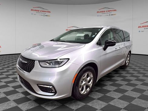 Used 2024 Chrysler Pacifica Limited FWD image 3