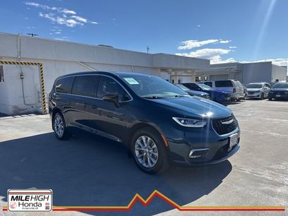 Used 2025 Chrysler Pacifica Select w/ Uconnect Theater Family Group