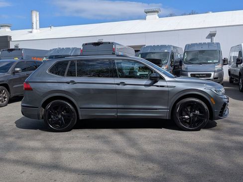 Used 2024 Volkswagen Tiguan SE R-Line image 2