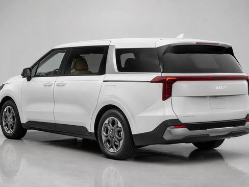 Used 2025 Kia Carnival FWD image 4