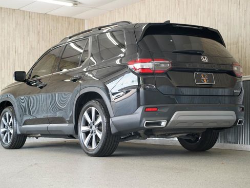 Used 2025 Honda Pilot Touring image 7