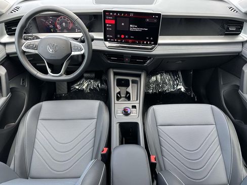 New 2025 Volkswagen Tiguan SE image 11